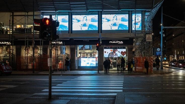 Corso Buenos Aires, monitor pubblicitari nascondono i semafori: il Comune fa ricorso per rimuoverli