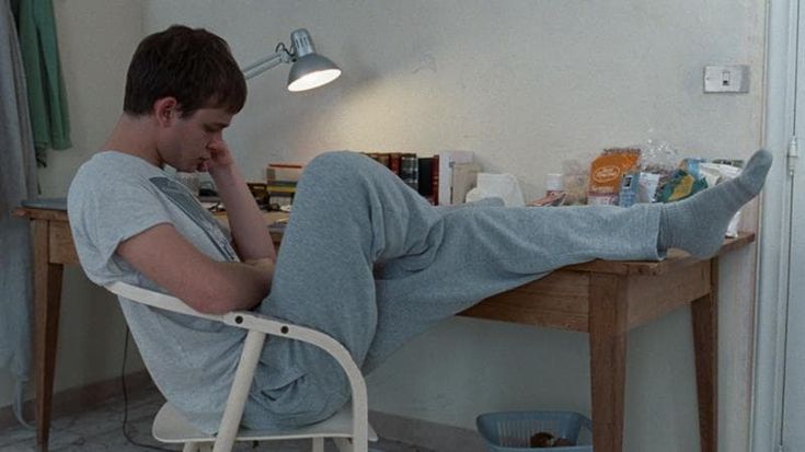 I tormenti dello studente fuori sede in “Diciannove”, il film debutto di Giovanni Tortorici