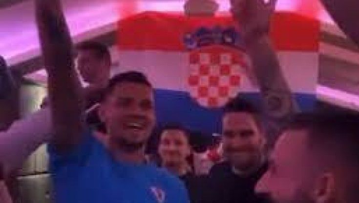 Croazia tra le polemiche: Brozovic e gli altri calciatori fanno festa con il saluto col braccio teso e le canzoni degli Ustascia