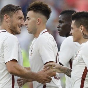 La Roma batte 2-1 la squadra del Papa Spalletti: "Sul mercato potevamo fare di più"
