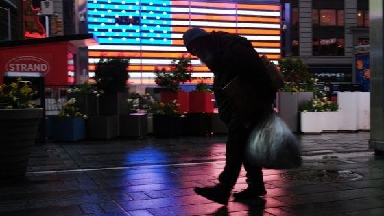 Coronavirus, a New York negozi sbarrati per timore di assalti