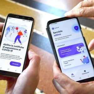 Immuni, aziende a rischio paralisi con l'alert dell'applicazione. "Ridurre le attese per i tamponi"