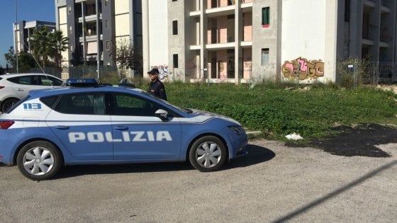 Foggia, trovato il corpo senza vita di una 47enne: si indaga nella palazzina dei disperati