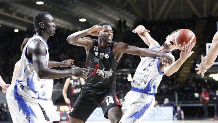 Virtus batte Sassari  col brivido al supplementare, ci pensa Teodosic: 102-100