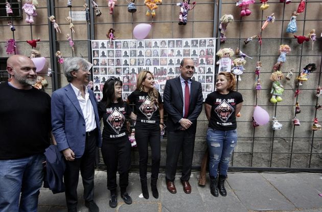 Roma, in centro nasce il "Muro delle bambole" contro il femminicidio