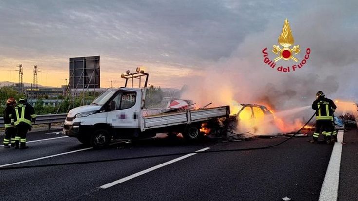 Auto tampona furgone in A1, feriti tre addetti della Società Autostrade