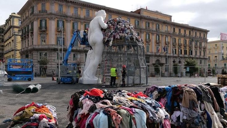Napoli, smontati gli stracci della Venere. I turisti: “Peccato, opera moderna e sostenibile”