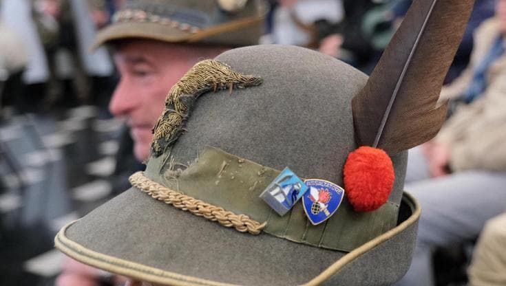 “Attenzione Alpini, molestatori in città”: scritte nella notte a Genova, Salvini rilancia sui social