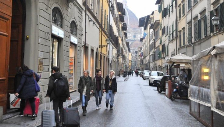 Firenze, la guerra degli Airbnb. Nardella: "Serve una legge". Gli host: "Centro svuotato? Colpa della politica"