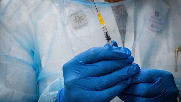 Figliuolo: "Sì ai vaccini in vacanza. Faremo il bilanciamento delle dosi. Opzionate fiale per terza iniezione per tutti"