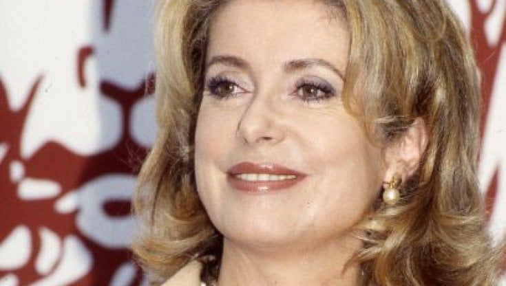 Venezia 79. Leone d'oro alla carriera a Catherine Deneuve: "È una gioia"
