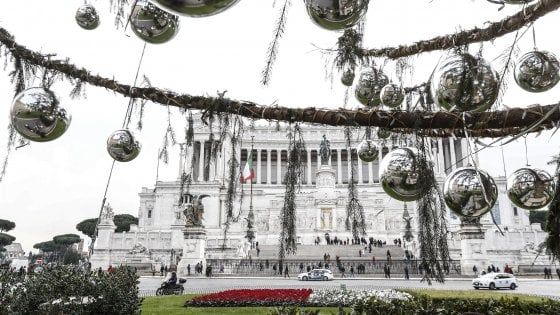 Roma, Raggi: "Indagine interna su Spelacchio, chederemo danni. Prendiamola con un sorriso, si sono affezionati tutti" 