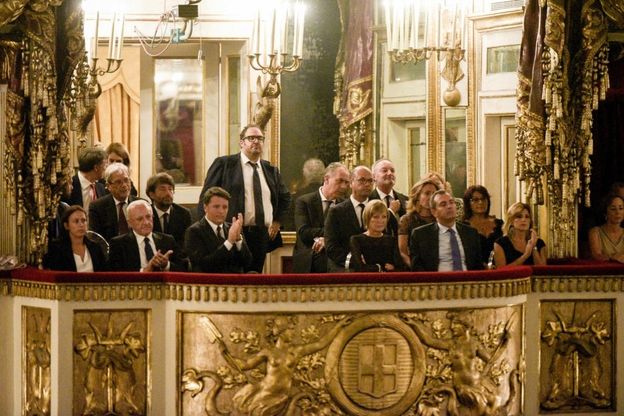 Napoli, al San Carlo il gelo tra Renzi e de Magistris
