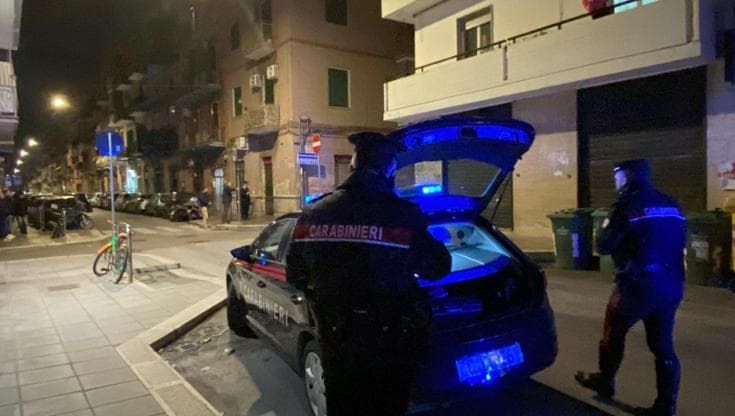 Bari, uomo di 40 anni accoltellato in strada: muore dopo la corsa disperata in ospedale