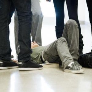 Picchiato "per gioco", grave un adolescente: rischia di perdere un occhio