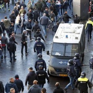 Juve-Ajax, 54 tifosi olandesi espulsi: avevano armi, fumogeni e petardi
