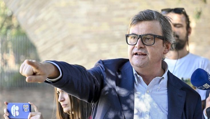 Calenda in tour a Ostia, fortino della destra: "Supereremo la Lega"