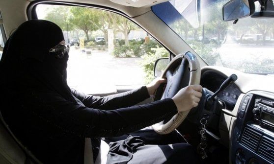 Arabia Saudita, le donne al volante affondano i taxi guidati da immigrati