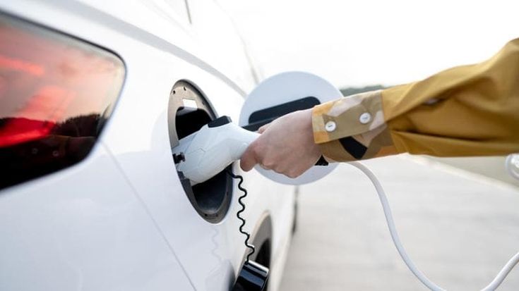 Industria auto in Italia: “Senza transizione produzione dimezzata al 2030”