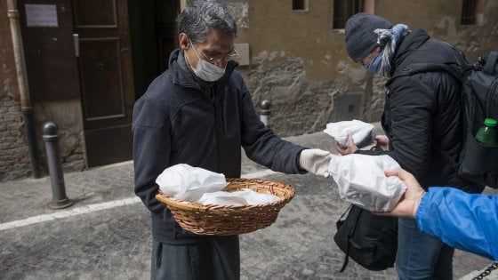 Coronavirus, la denuncia: "Multati anche i senzatetto, che non possono stare a casa perché non ce l'hanno"