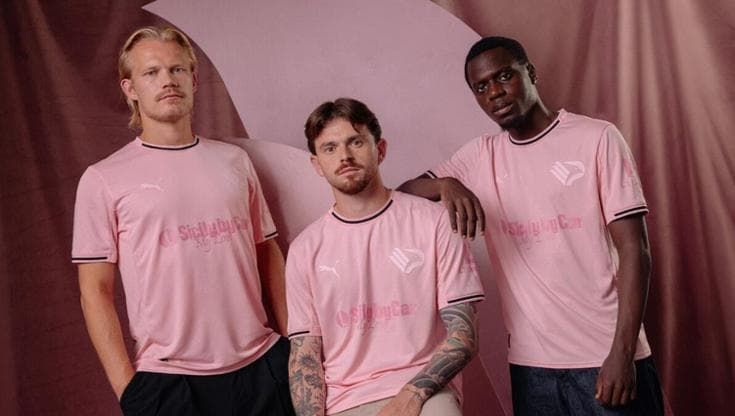 Nuova maglia del Palermo, i tifosi di dividono: “Troppo rosa, vi siete dimenticati il nero”