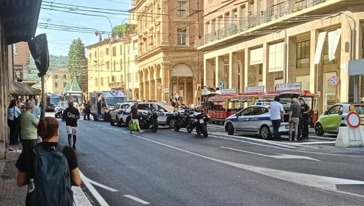 Insegue un monopattino, vigile in moto urta un cordolo, cade e si lussa una spalla