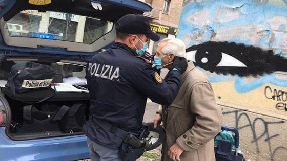 Coronavirus, il gesto dei poliziotti a Milano: regalano la mascherina a un anziano che ne ha bisogno per fare la spesa