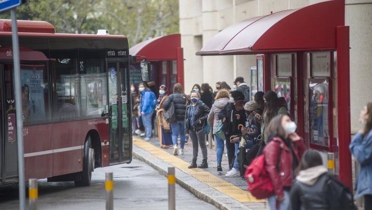 Sciopero del trasporto locale, bus e metro si fermano per il contratto. Landini: "Pieno supporto"