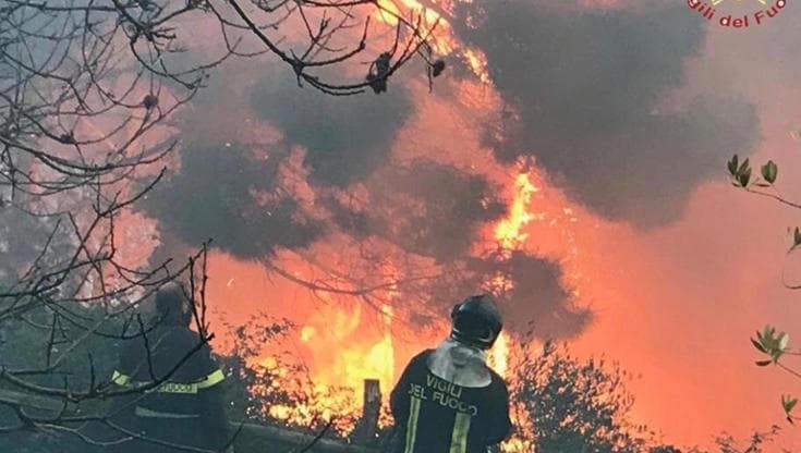 Tra incendi e tempeste, vigili del fuoco in affanno: “Sotto organico del 30%”