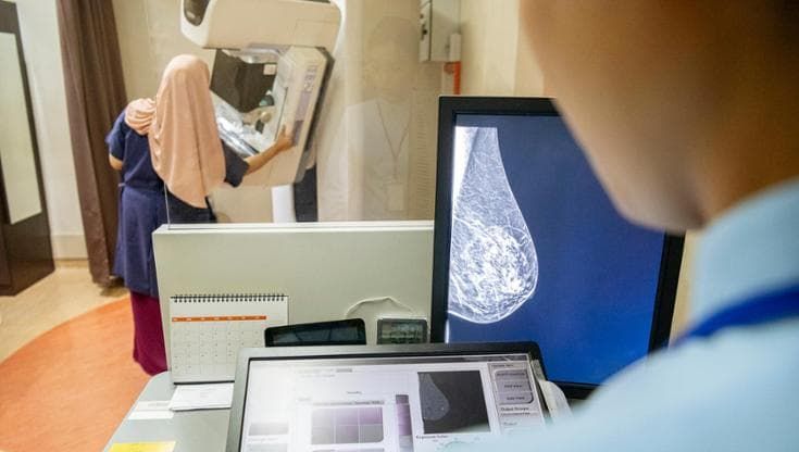 Tumore al seno: il progetto per favorire l’accesso agli screening nelle donne più fragili