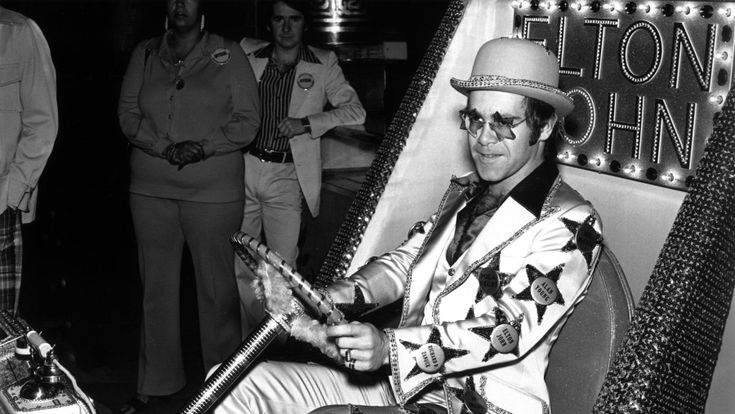 Elton John: “Quando mia madre cercò di rovinare il giorno del mio matrimonio con David” 