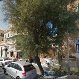 Ostia, spari nella notte: crivellati con sei colpi una Range Rover