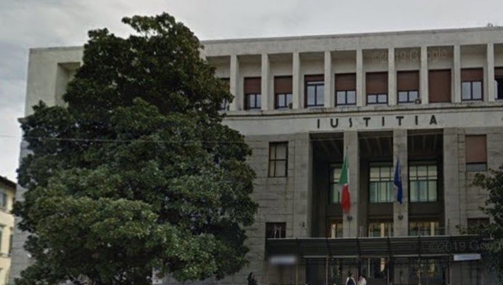 Genitori separati, sorelle si rifiutano di vedere il padre e il giudice le toglie alla mamma