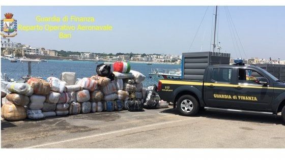 Salento, una tonnellata di marijuana a bordo di un motoscafo: sequestro da 10 milioni