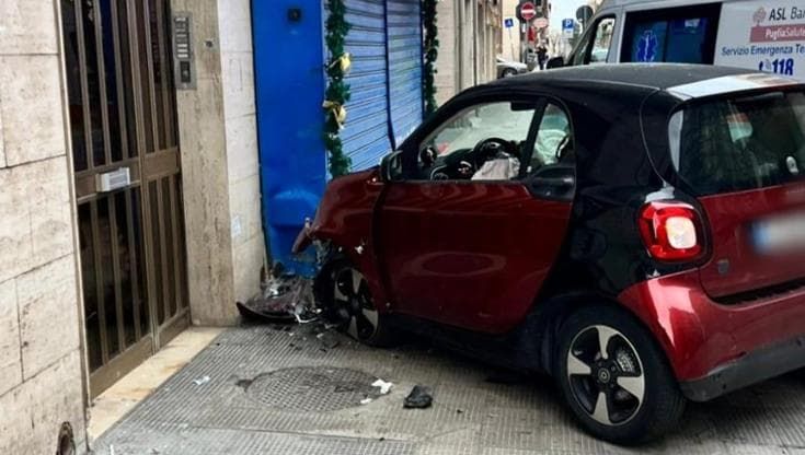Finisce con l’auto contro la serranda di un negozio: l’incidente in via Trevisani a Bari