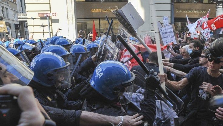 Tafferugli al Primo Maggio, 145 manifestanti identificati dalla Digos: denunciato l'antagonista che ha ferito un poliziotto