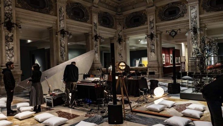 Il museo si trasforma in macchina creativa,  al centro c’è la musica