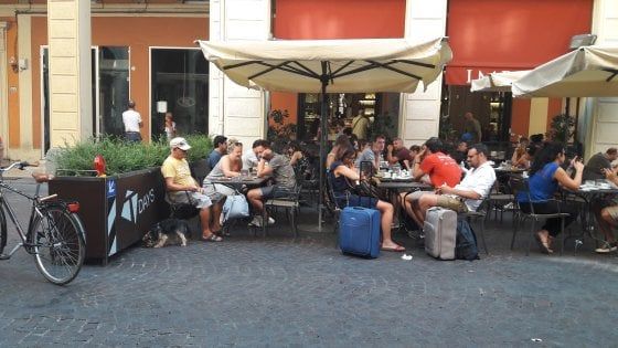 Fioriere anti-Isis a Bologna, le barriere diventano un arredo dei bar