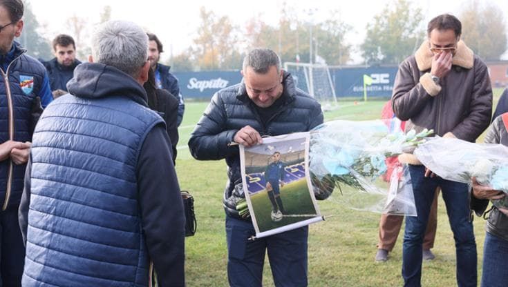 Rayan, lacrime e peluche per il bimbo morto nell’incidente. I compagni di calcio: “Ti vogliamo bene”