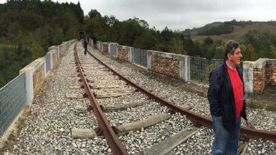 Marche, la battaglia per riaprire l'ex ferrovia Fano-Urbino: "Il treno ci salverà dall'isolamento"