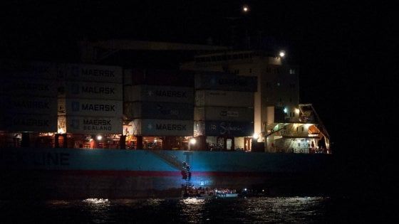 Pozzallo, cargo con 110 migranti a bordo davanti al porto. Donna incinta evacuata a Modica