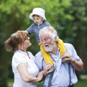  Nonni in crisi di identità, si moltiplicano i corsi dedicati a loro "Non siamo solo babysitter gratis”