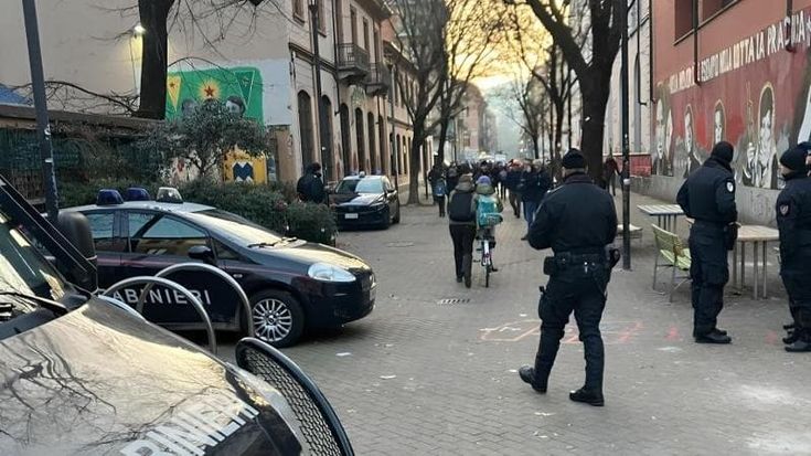 Aska, la protesta delle famiglie: “Blocchi e agenti, stamattina rientro a scuola ancora blindato”