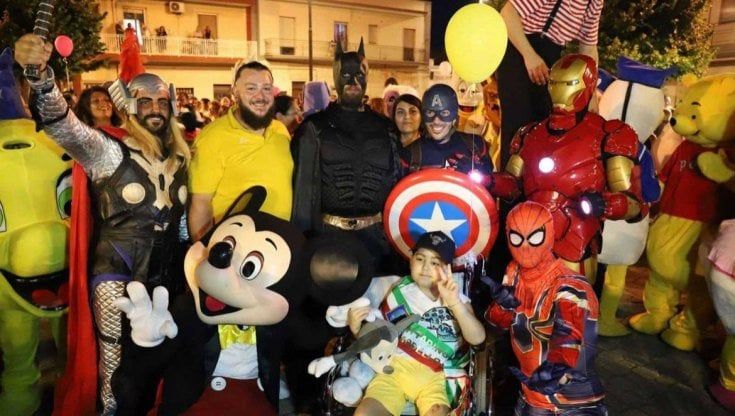 Ivan muore a 7 anni per un tumore raro, il suo paese si era trasformato in Disneyland per esaudire il suo ultimo desiderio