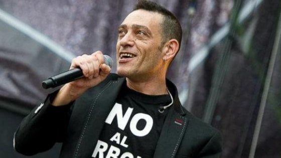 Musica, paura per Nandu Popu: la voce dei Sud Sound System vittima di un incidente a Lecce. Non è grave