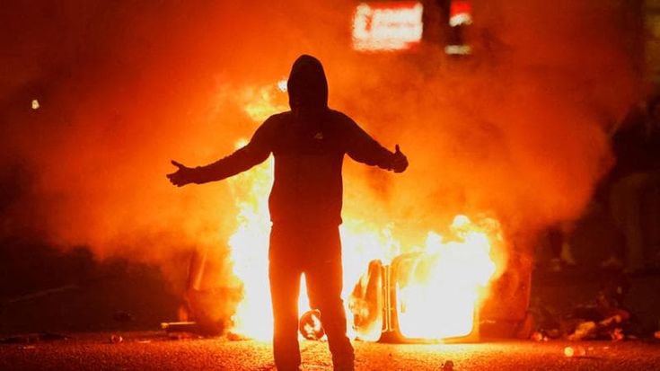 Irlanda del Nord, scontri e arresti: continua la caccia allo straniero