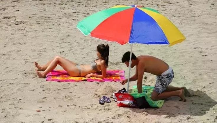 Melanoma, bufera su Rasio: “Il sole non lo provoca”. Gli esperti: “I raggi UV aumentano il rischio”
