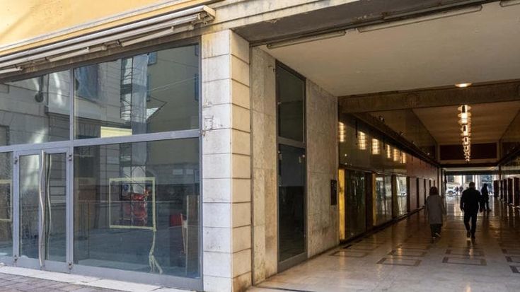 Il caro-affitti strangola le piccole imprese, in un anno chiusi 468 negozi a Milano