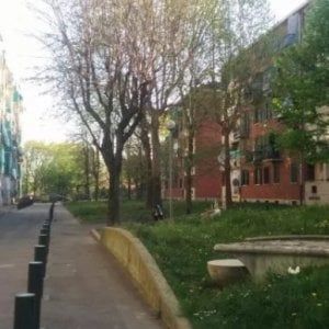 Cadavere di un uomo morto da tre settimane in una casa popolare in via Poma 