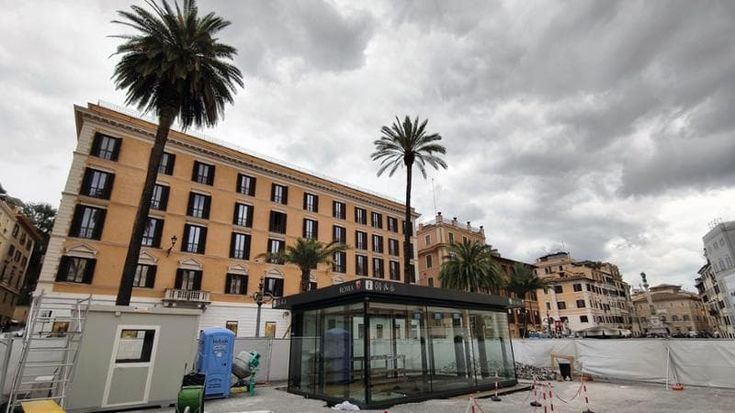 Il chiosco per turisti in piazza di Spagna diventa un caso politico